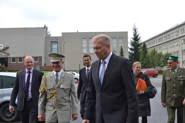 Vedení resortu obrany odchází spolu s velitelem školy plk. gšt. Macháčkem (druhý zleva) přivítat prezidenta republiky Miloše Zemana