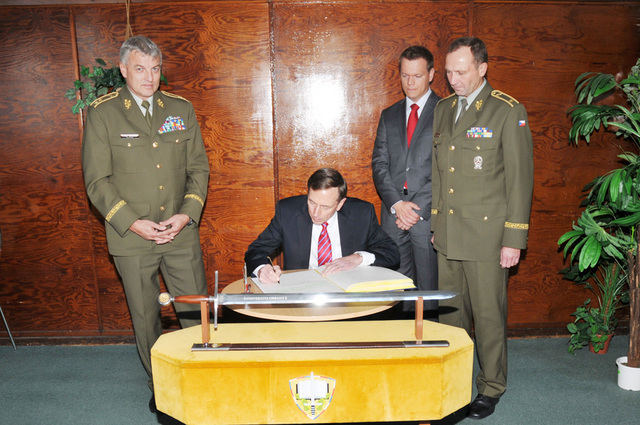 Zápis do pamětní knihy UO, zleva stojící: ZNGŠ - inspektor AČR generál Malenínský, ředitel Sekce obranné politiky a strategie MO Jan Havránek a rektor-velitel UO brigádní generál Bohuslav Přikryl