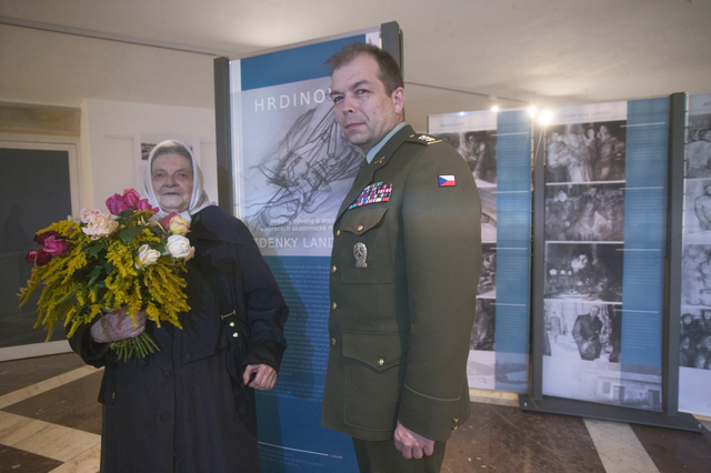 Autor výstavy plk. Eduard Stehlík a akademická malířka Zdenka Landová 