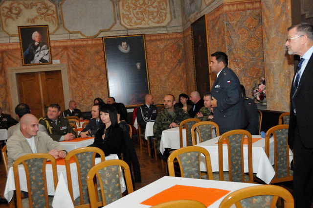 Slavnostní zahájení se konalo v Rytířském sále zámku v Komorním Hrádku