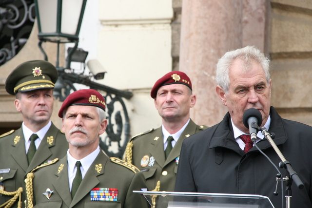 Prezident Miloš Zeman hovoří k novým vojákům AČR