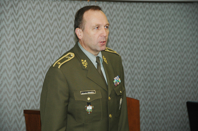  Rektor-velitel brigádní generál Bohuslav Přikryl při prezentaci