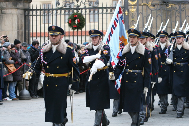 Na prvním nádvoří Pražského hradu začíná slavnostní akt k 95. výročí založení Hradní stráže