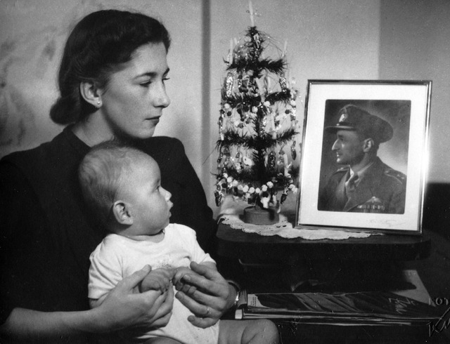 Vánoce 1949, Kamila Pernická se synem Rudolfem. Generál Pernický se se synem setkal až o mnoho let později (zdroj: archiv E. Stehlíka) 