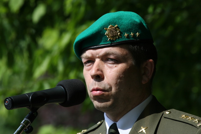 Plukovník Eduard Stehlík při projevu u pomníku Obětem povstání v květnu 1945