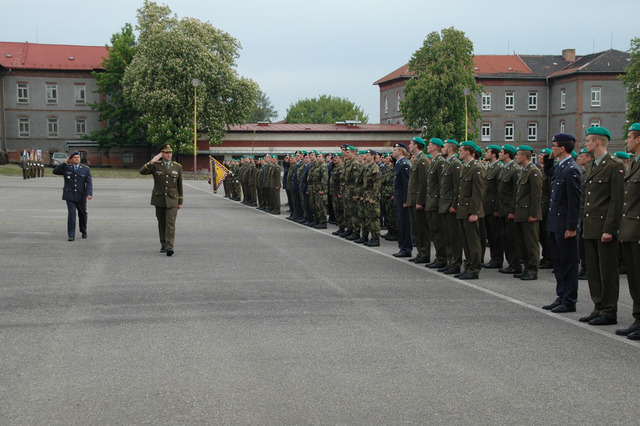 Rektor – velitel brig. gen. Přikryl při přehlídce nastoupených jednotek