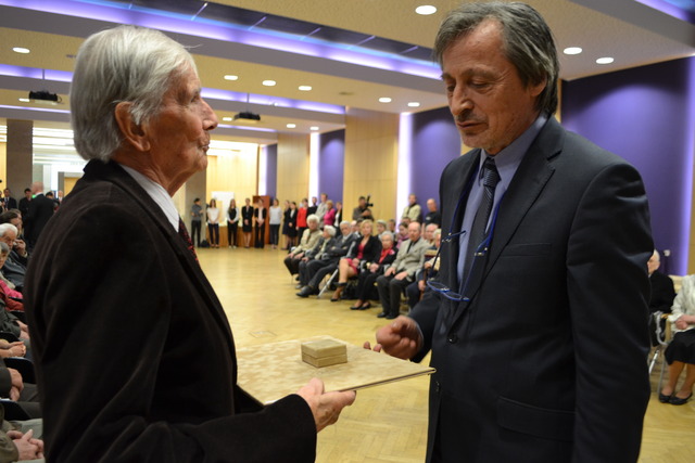 Ministr obrany Martin Stropnický předává ocenění Záviši Bozděchovi
