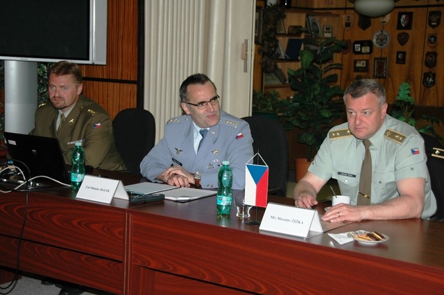 Vysokého činitele NATO doprovázel první zástupce NGŠ generálmajor Miroslav Žižka (první zprava)