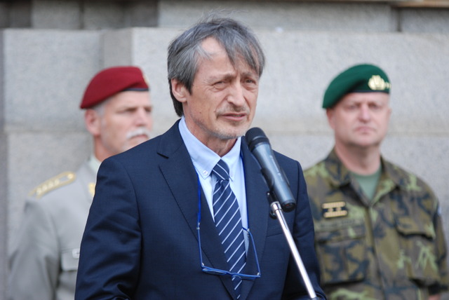 Ministr obrany Martin Stropnický při zahájení výstavy před generálním štábem