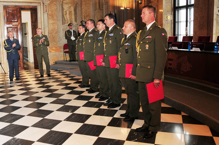 Vyšší důstojníci absolvovali kariérové kurzy na Univerzitě obrany