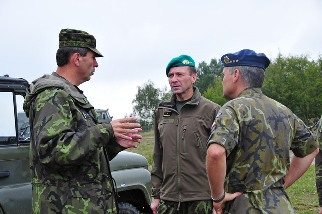 Rektor-velitel brigádní generál Bohuslav Přikryl přijímá informace o výcviku