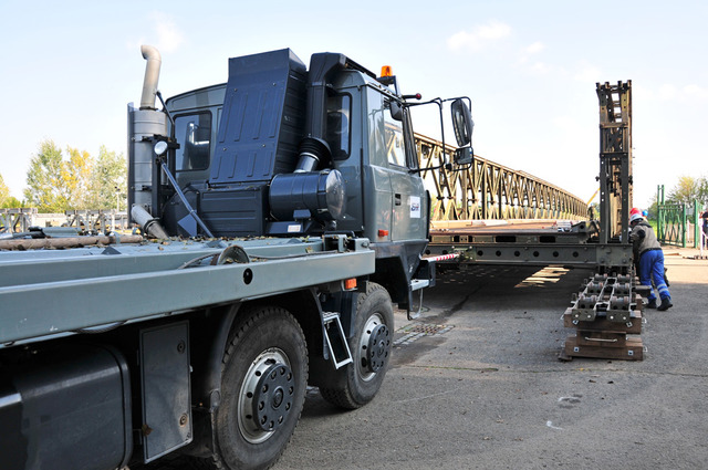 Vysouvání mostu nad řeku