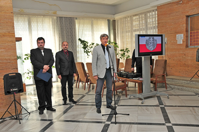 Prorektor pro marketing a vnější vztahy UO profesor Rudolf Urban zahajuje výstavu