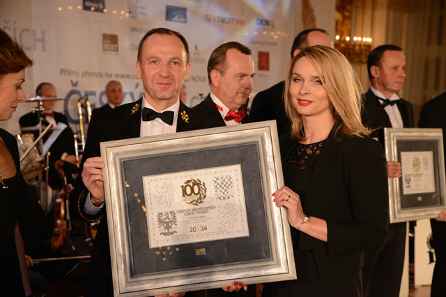 Rektor-velitel UO brigádní generál Bohuslav Přikryl přebírá ocenění od náměstkyně ministra zdravotnictví Lenky Teska Arnoštové