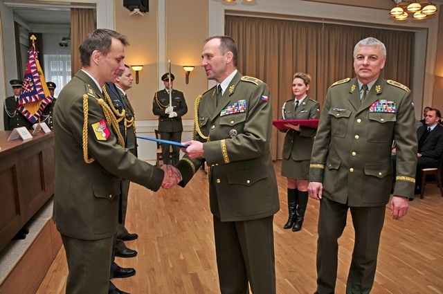 Vyřazení absolventů KGŠ, uprostřed rektor-velitel UO Bohuslav Přikryl, vpravo zástupce náčelníka GŠ generálmajor František Malenínský