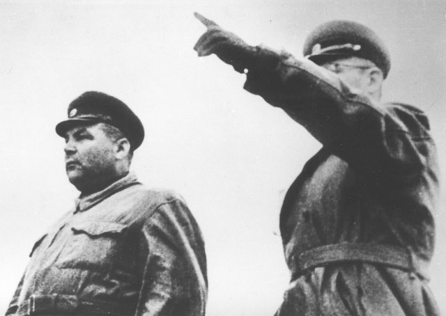 Maršál Malinovskij na pozorovatelně u Křepic před útokem na Brno