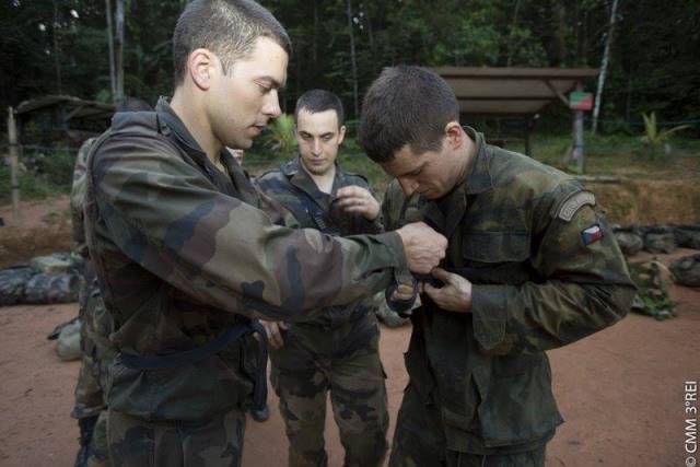 Rotmistr Jiří Burda při úpravě výstroje