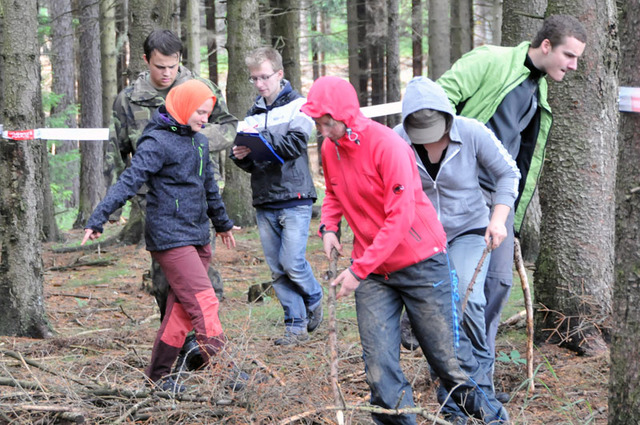 Čtvrté družstvo právě dorazilo za doprovodu rotného Jana Kováře z dělostřeleckého pluku v Jincích a příslušníka Aktivních záloh z Karlových Varů svobodníka Ericha Kříže k minovému nebezpečí. Opatrnost byla na místě