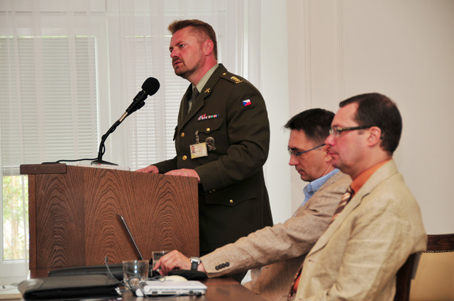 Děkan Fakulty vojenského leadershipu UO plukovník Vladan Holcner vítá účastníky jednání