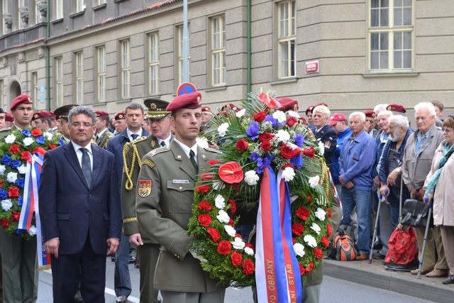 Za resort obrany uctili památku parašutistů náměstek ministra obrany Tomáš Kuchta a zástupce náčelníka Generálního štábu AČR generálmajor Jaroslav Kocián
