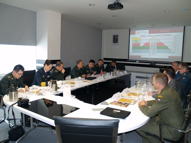 Čínská delegace na úvodním setkání s vedením UO