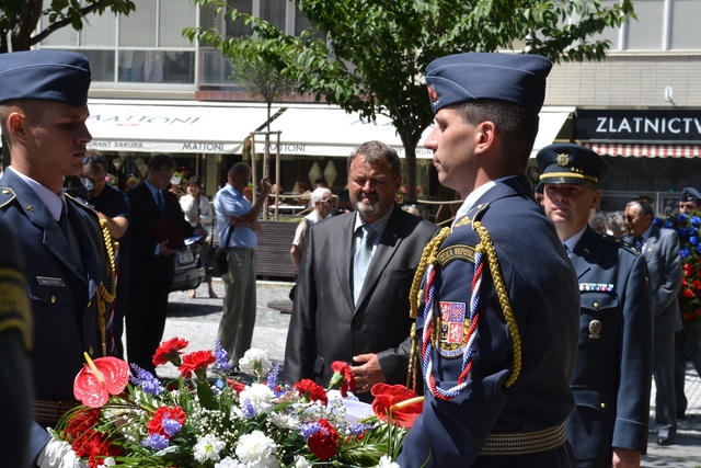 Za resort obrany položil věnec u Památníku padlých československých letců v letech 1939 – 1945 Milan Bachan, zástupce ředitele odboru pro válečné veterány