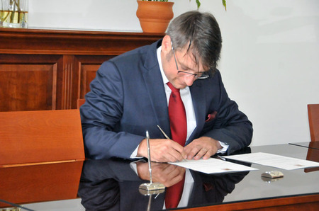 Poté náměstek ministra obrany Jakub Landovský podepsal slib daný zákonem