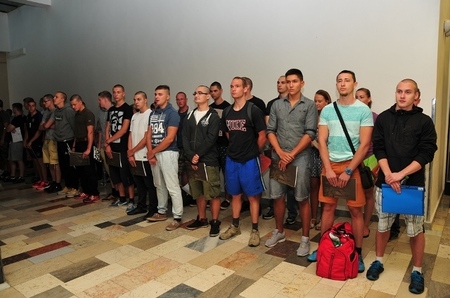 Tři stovky nováčků zahájily ve Vyškově základní výcvik