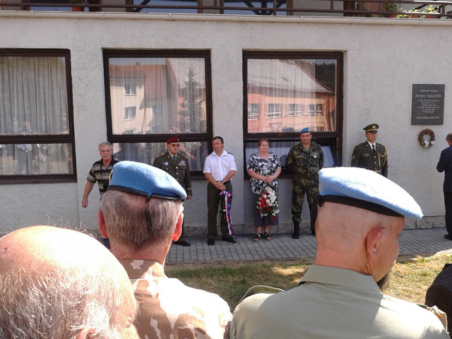 U pamětní desky ppor. i.m. Petra Valeše na obecním úřadu vzpomínají účastníci pietního setkání na tragickou událost
