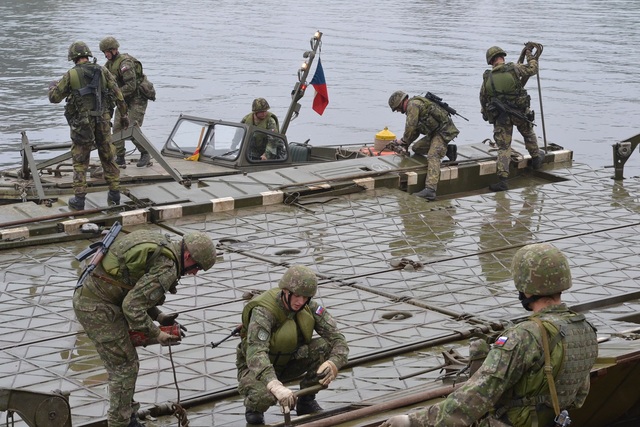 Příslušníci ženijního praporu ze Seredi (v popředí) se plnohodnotně zapojili do stavby pontonového mostu