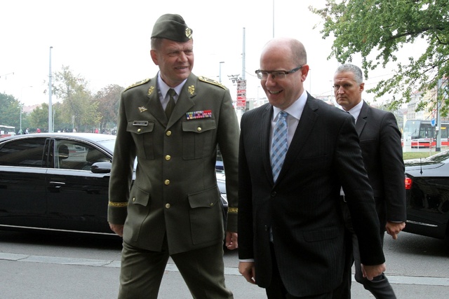 Generál Josef Bečvář a Bohuslav Sobotka před jednáním  
