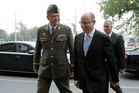 Generál Josef Bečvář a Bohuslav Sobotka před jednáním  