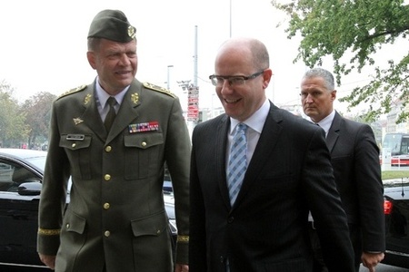 Premiér Bohuslav Sobotka jednal s velením české armády