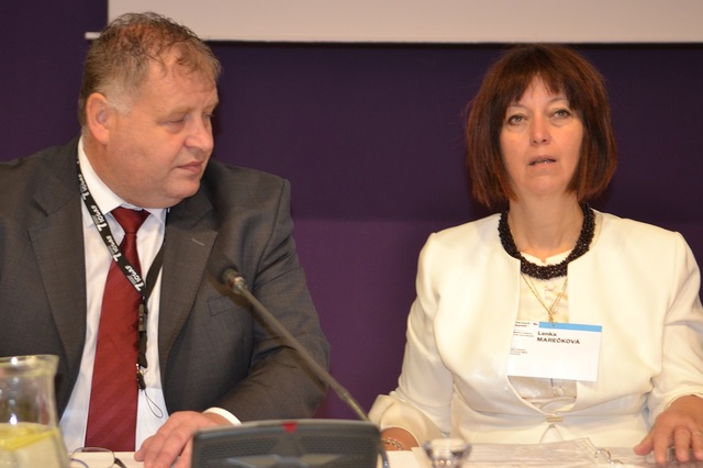 Konferenci zahájila hlavní inspektorka lidských práv v resortu obrany Lenka Marečková (vpravo)
