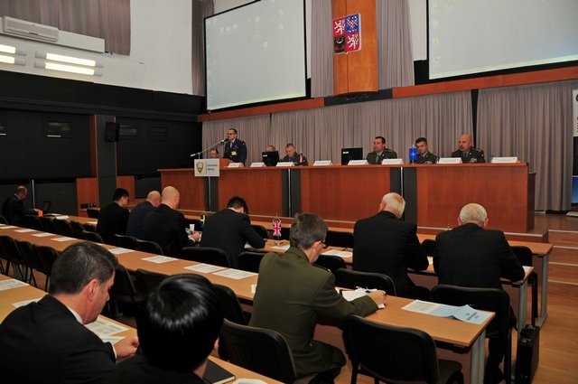 Prorektor UO plukovník gšt. Miloslav Bauer vítá účastníky konference