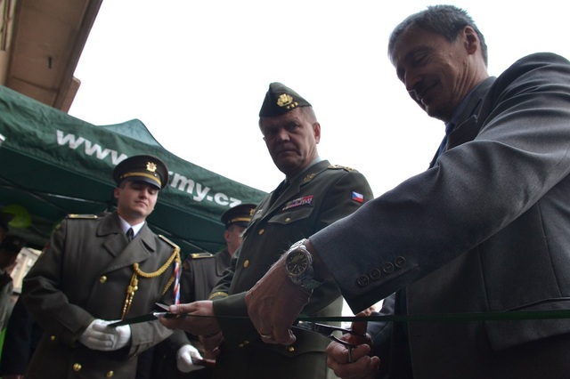 Ministr obrany Martin Stropnický (vpravo) a náčelník Generálního štábu AČR generálporučík Josef Bečvář slavnostně přestřihují pásku