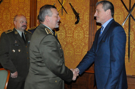 Přivítání generála Milana Maxima ministrem obrany ČR Martinem Stropnickým