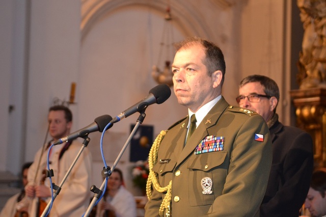 Účastníky vánočního koncertu přivítal ve vojenském kostele sv. Jana Nepomuckého v Praze ředitel odboru pro válečné veterány MO plk. Eduard Stehlík