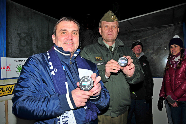 Brněnský primátor Pavel Vokřál a generálporučík Josef Bečvář před začátkem zápasu