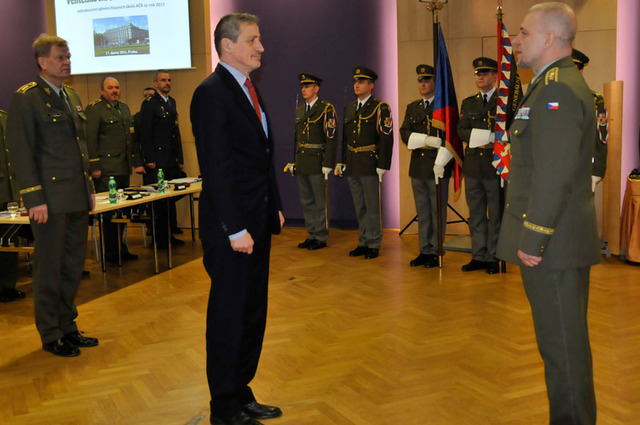 Hlášení ministru obrany Martinu Stropnickému podává první zástupce náčelníka GŠ AČR generálporučík Jiří Baloun