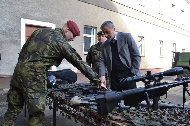 Ministr obrany Martin Stropnický při prohlídce výzbroje a výstroje 53. pPzEB v Opavě