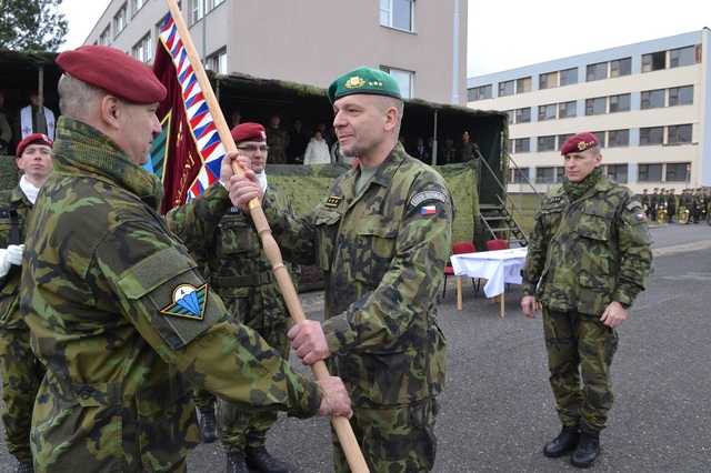 Nový velitel 4. brigády rychlého nasazení plukovník gšt. Roman Náhončík přebírá bojový prapor brigády