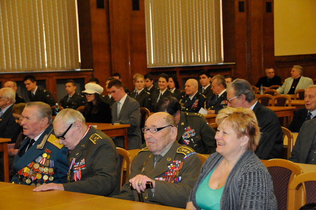 Na shromáždění se setkávají pamětníci i přímí účastníci bojů proti nacismu. Přítomni v sále byli ale také ti, kterým není cizí pojem vlastenectví a nechyběli ani studenti Vojenské střední školy a Vojenské odborné školy MO z Moravské Třebové