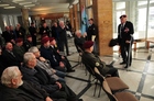 Předseda Klubu výsadkových veteránů Jana Kubiše Brno Jaroslav Foršt hovoří na zahájení výstavy 