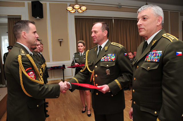 Předání absolventského diplomu
