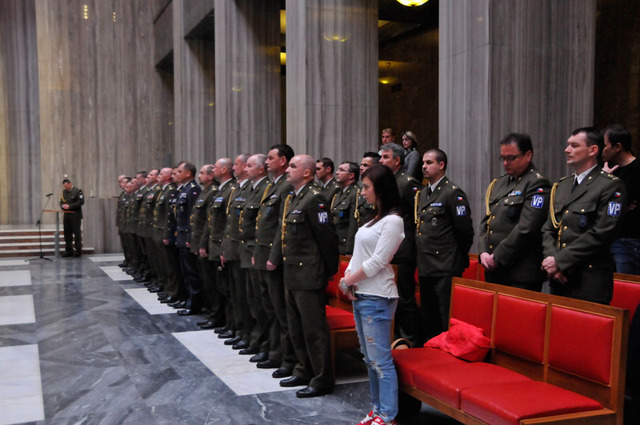 Čestní hosté slavnostního nástupu ve Slavnostní síni Národního památníku v Praze na Vítkově