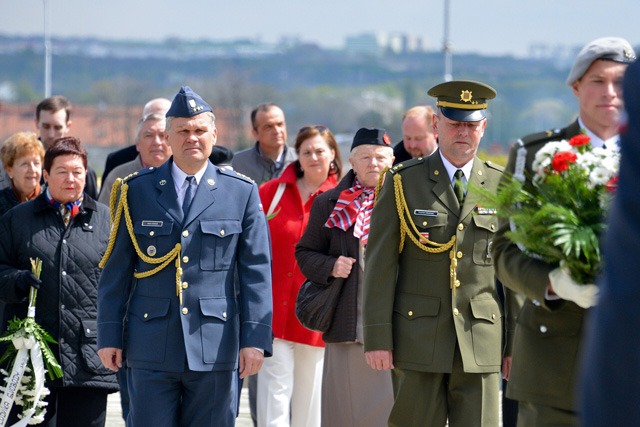 Zástupce rektora UO plukovník gšt. Milan Marek (vlevo) a zástupce ředitele KVV Brno podplukovník František Heideker na pietním aktu