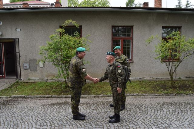 Polského velitele přivítal u výcvikového centra CLS velitel 71. mpr podplukovník Tibor Budík