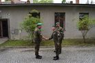 Polského velitele přivítal u výcvikového centra CLS velitel 71. mpr podplukovník Tibor Budík