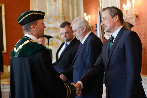 Ministr obrany Martin Stropnický blahopřeje brigádnímu generálovi Bohuslavu Přikrylovi ke jmenování rektorem